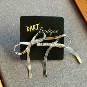 Herringbone Chain Bow Earrings - Silver